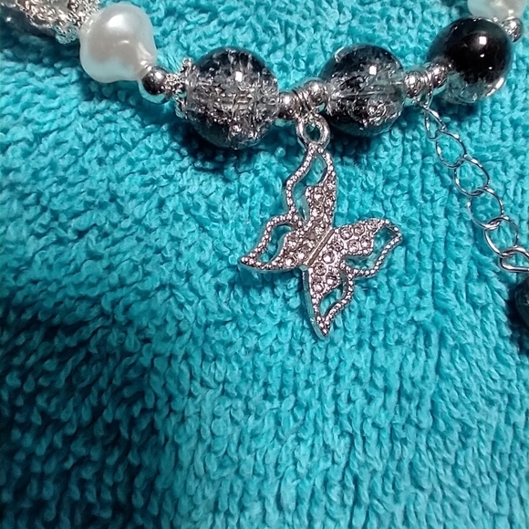 Silvertone crystal butterfly black clear crack glass faux pearl stretch bracelet - Picture 4 of 4